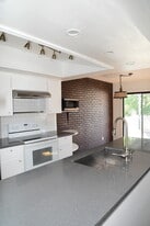 Building Photo - 925 Willow Tree Dr