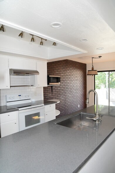 Primary Photo - 925 Willow Tree Dr