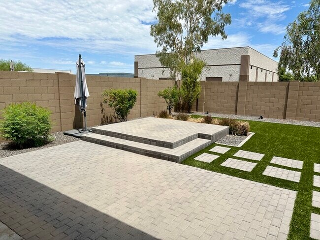 Building Photo - Stunning Southern Enclave
