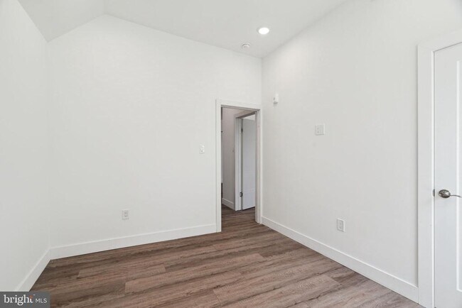 Building Photo - 5164 Ridge Ave
