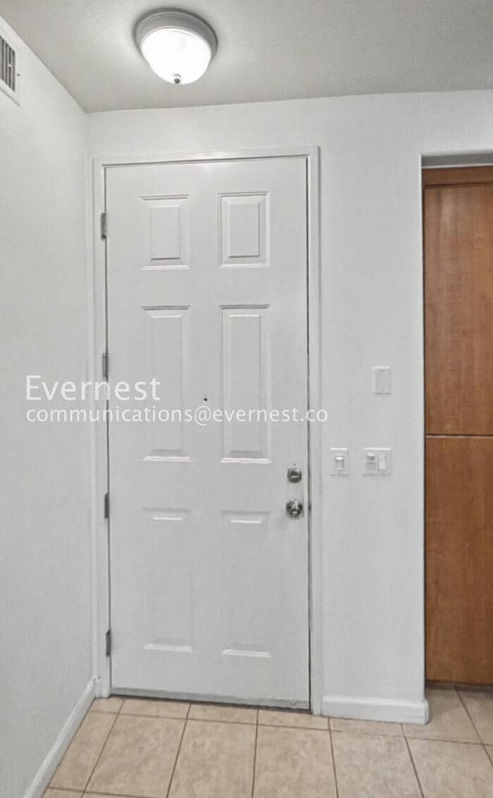 Building Photo - 1101 S Main St