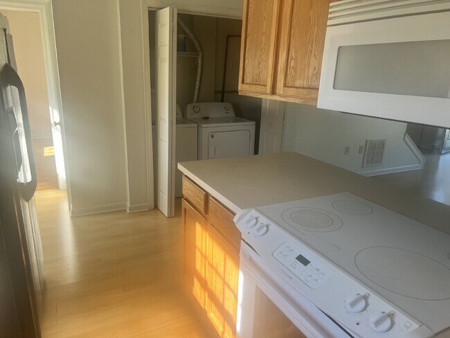 Building Photo - Charming 3-Bedroom End Unit Townhouse in B...