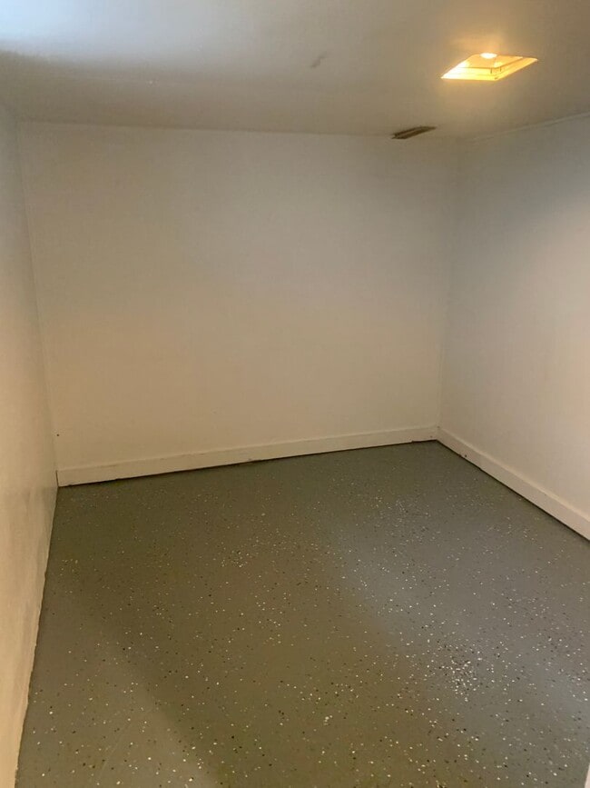 Building Photo - Cute 1 bedroom house! Located near Ta Ha Zouka Park!  Bonita casa de 1 dormitorio. ¡Ubicada cerca...