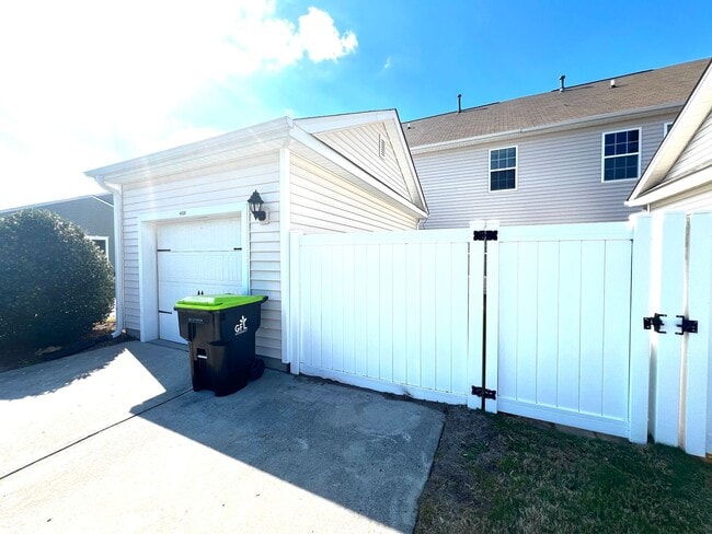 Building Photo - Beautiful 4 Bedroom, 3.5 Bath, Town Home at Tuscany is Available Now!