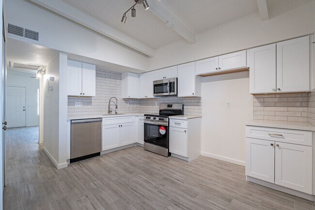 Building Photo - Updated townhome near Central Phx/Biltmore!
