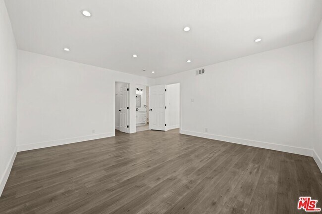 Building Photo - 6257 Lindley Ave