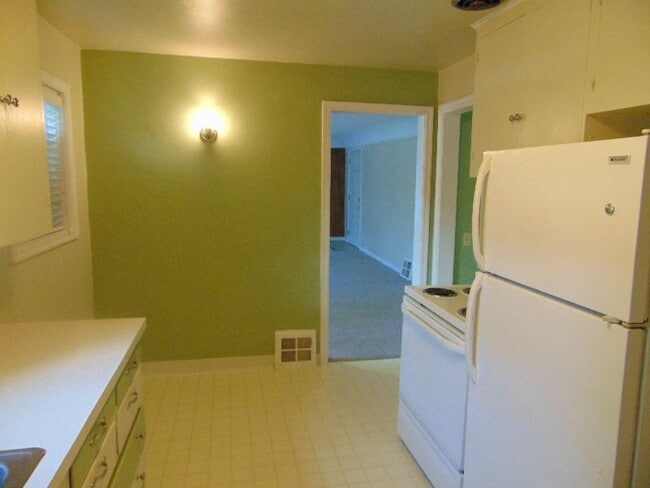 Building Photo - Adorable 3BD Home with Tons of Vintage Charm!