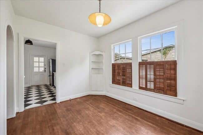 Building Photo - 2565 Harrison Ave