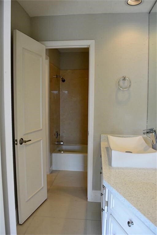 Building Photo - 2127 Manor Green Dr