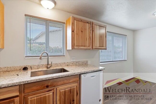 Building Photo - 2 Bedroom 1 Bath Duplex in Riverdale