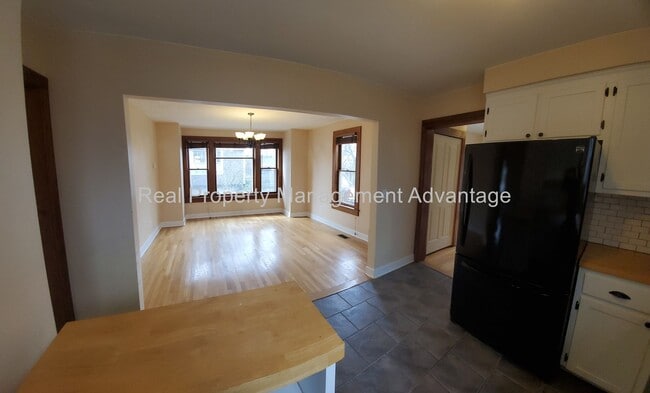 Building Photo - Craftsman Style, Modern Amenities Steps fr...