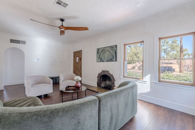 Building Photo - Rare 2 Bed 2 Bath Remolded Home in FQ Hist...