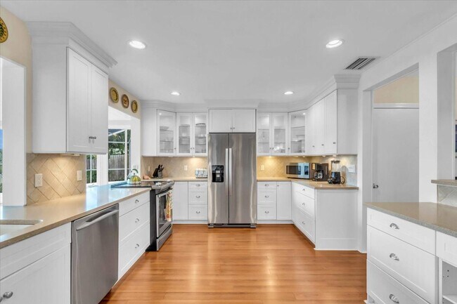 Building Photo - 2732 Valencia Dr