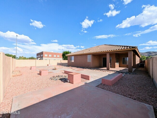 Building Photo - 1530 E Branham Ln