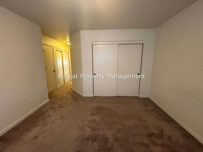Building Photo - 217 Meadowood Ct