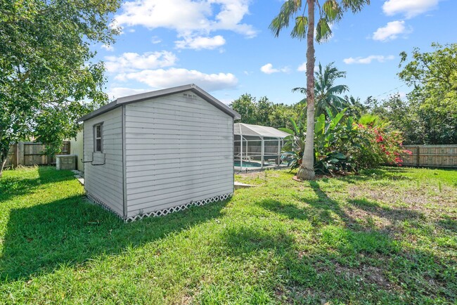 Building Photo - BEAUTIFUL 4/2/2 POOL HOME!