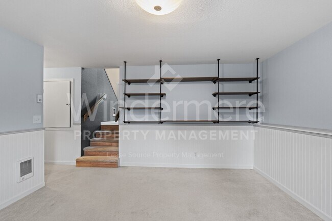 Building Photo - Updated 3 Bed 2 Bath Home With Brand New 2...