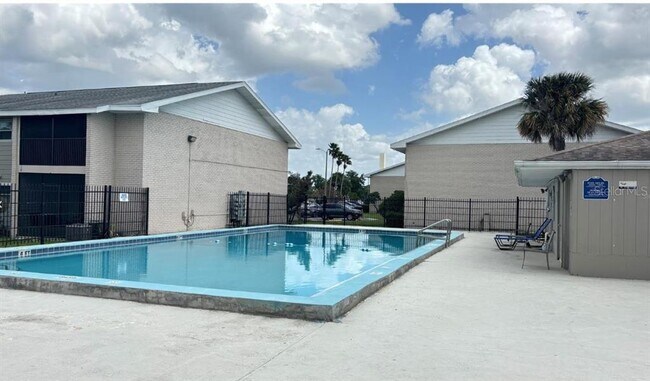Building Photo - 860 Sky Lake Cir