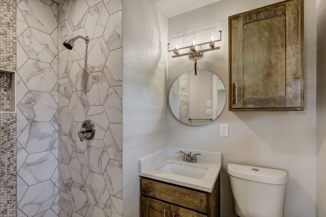 Building Photo - Spacious Elegance: Open Floor Plan, Dual V...