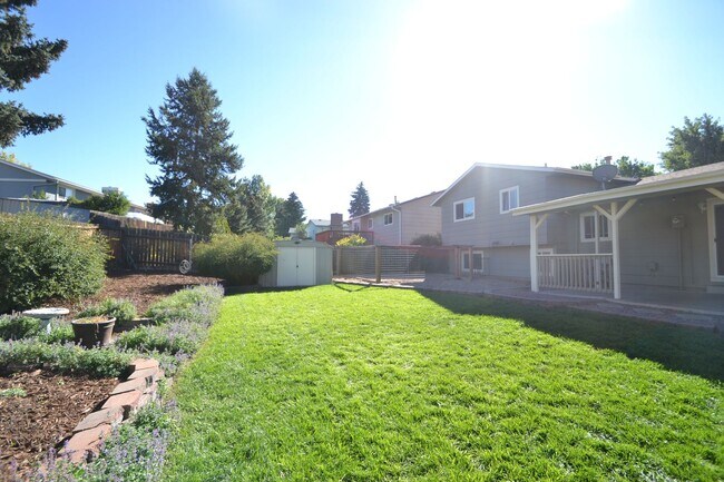 Building Photo - 4 Bed 3 Bath w/AC - Coming Soon! - MileSto...