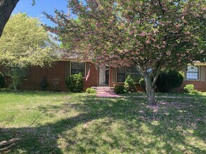 Building Photo - COMING SOON  3BR/21.5BA-1500 SF - Fenced yard