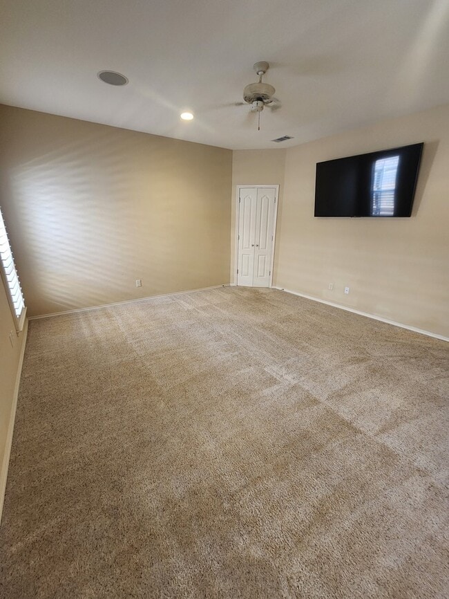 Building Photo - 3 bed 2 bath patio home, 3 car garage!