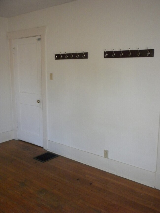 Building Photo - East Campus- 3 Bedroom Home