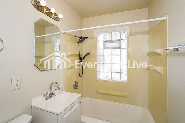 Building Photo - 5055 N 24th St