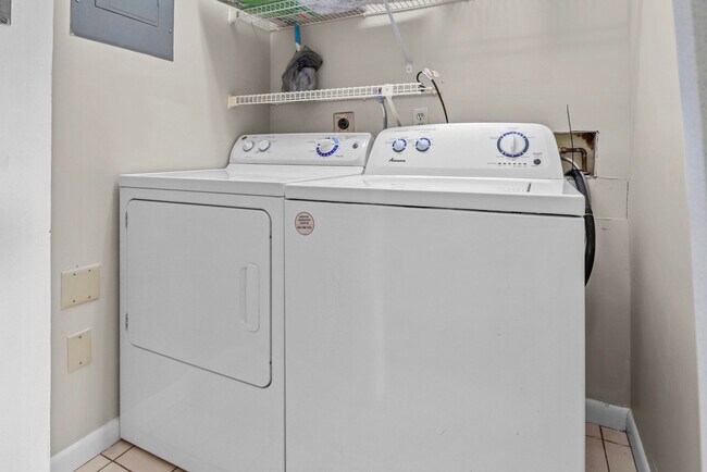 Building Photo - 3961 SW Greenwood Way