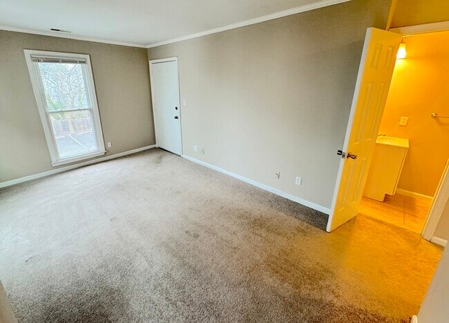 Building Photo - 1003 Green St