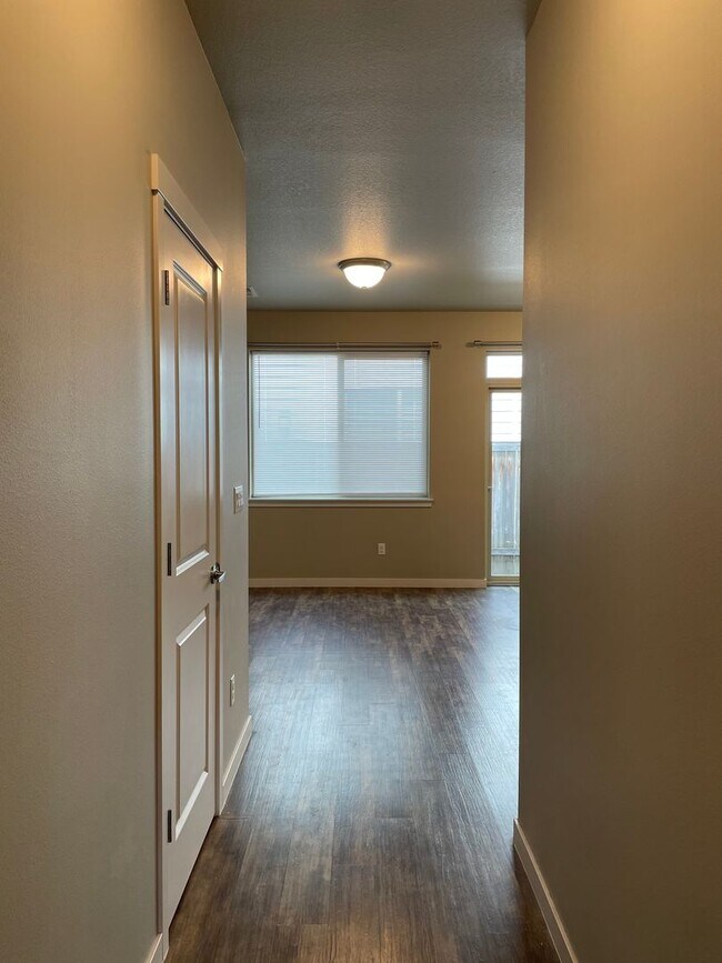 Building Photo - $1275 OFF FIRST MONTHS RENT Gorgeous 3 Bed...