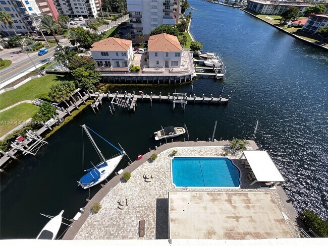 Building Photo - 1160 Hillsboro Mile