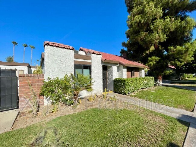 Building Photo - 2353 E Miramonte Cir