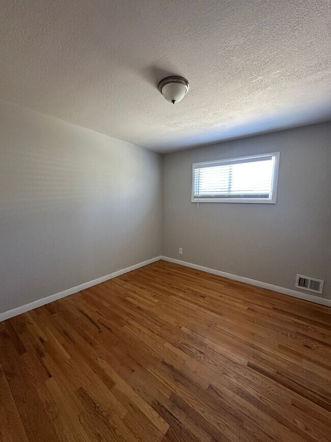 Building Photo - 6820 Larsh Dr