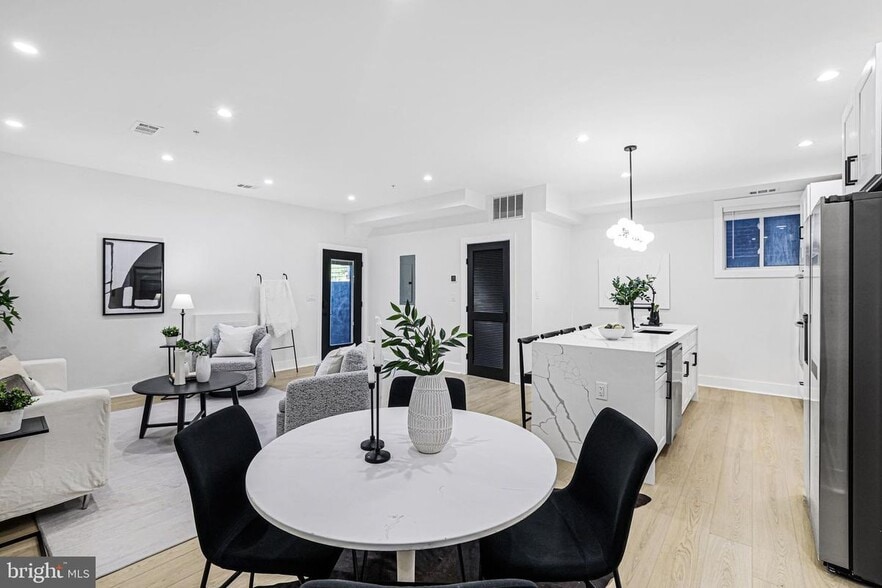 Building Photo - 616 Kenyon St NW