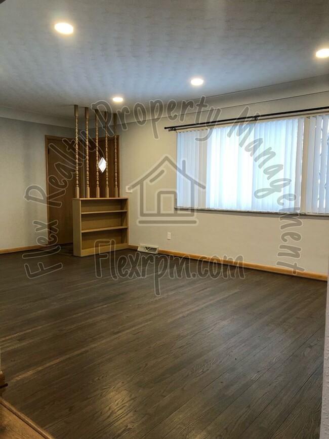 Building Photo - Beautiful modern 3 bedroom home-WLS half o...