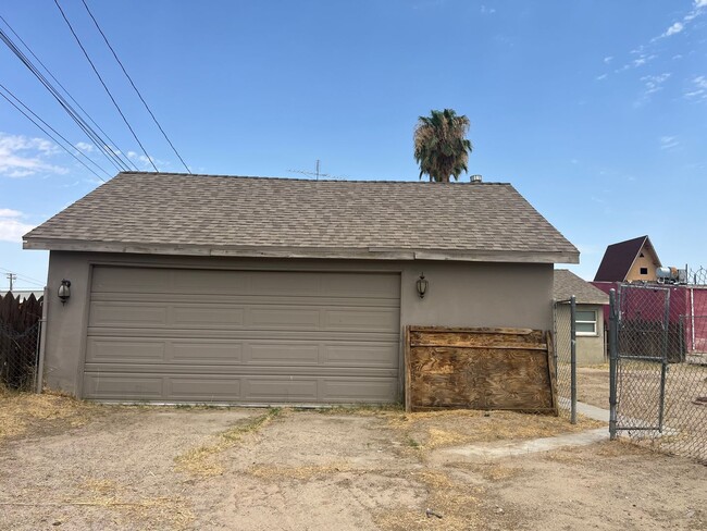 Building Photo - 3 Bedroom 1 Bathroom House with Spacious L...
