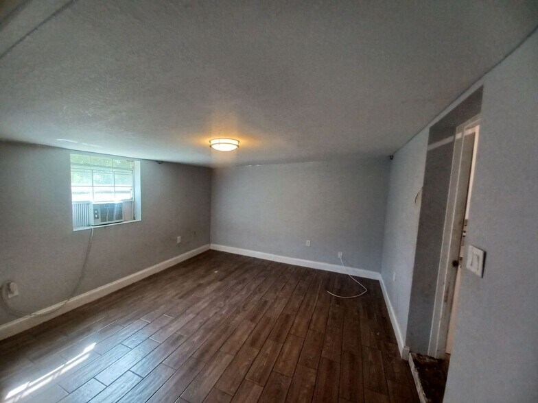 Building Photo - Priced to Rent 3/2 in Fort Myers