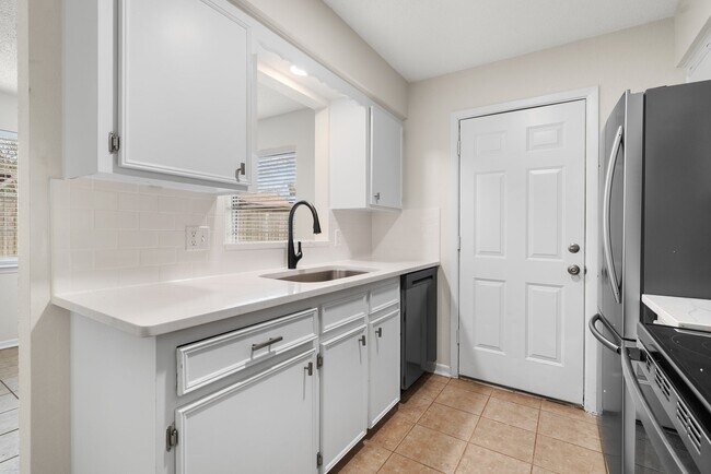 Building Photo - 16222 Barbara Ln