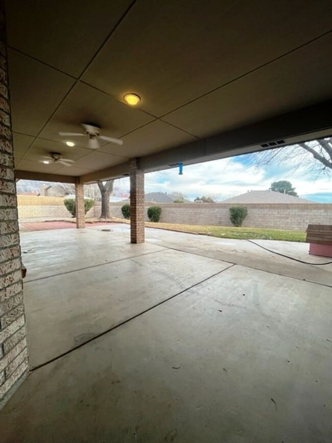 Building Photo - Golf Course Neighborhood