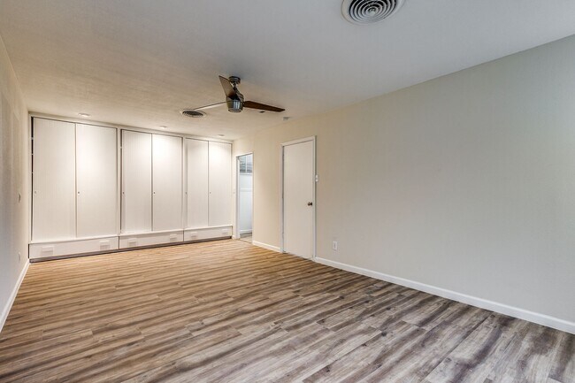 Building Photo - 511 E Hathaway Dr