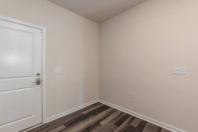 Building Photo - Gorgeous End Unit Townhome!