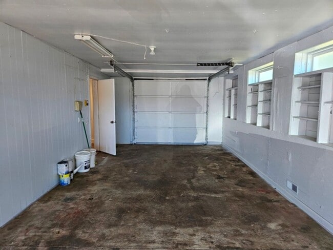 Building Photo - 3Bd/2Ba Single Story Home-For viewing!