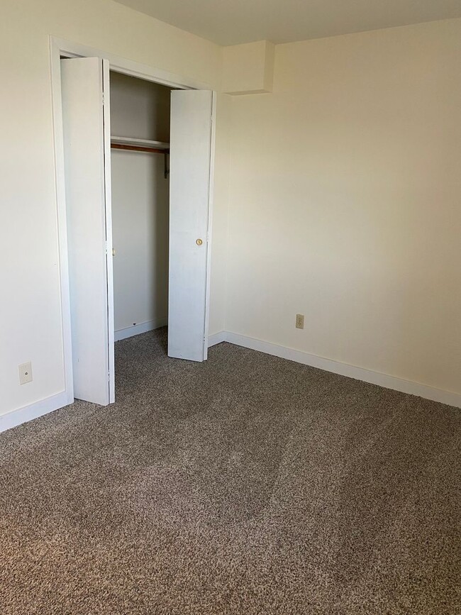 Building Photo - 2 Bed 1 Bath LAKE RENTAL
