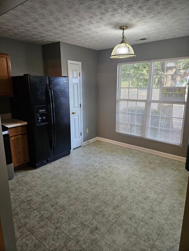 Building Photo - 3Bed 2.5 Town Home