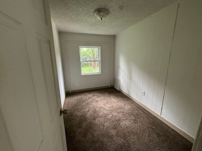 Building Photo - 3 bed 1 bath!