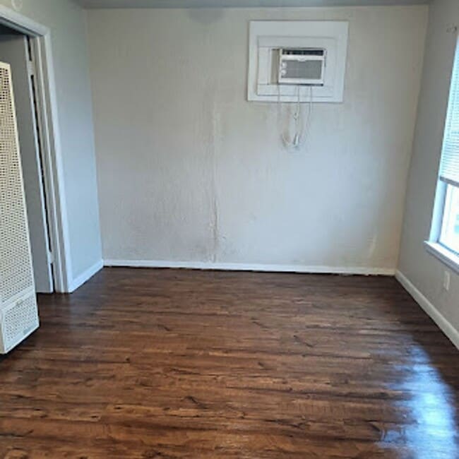 Building Photo - 1 Bed Duplex