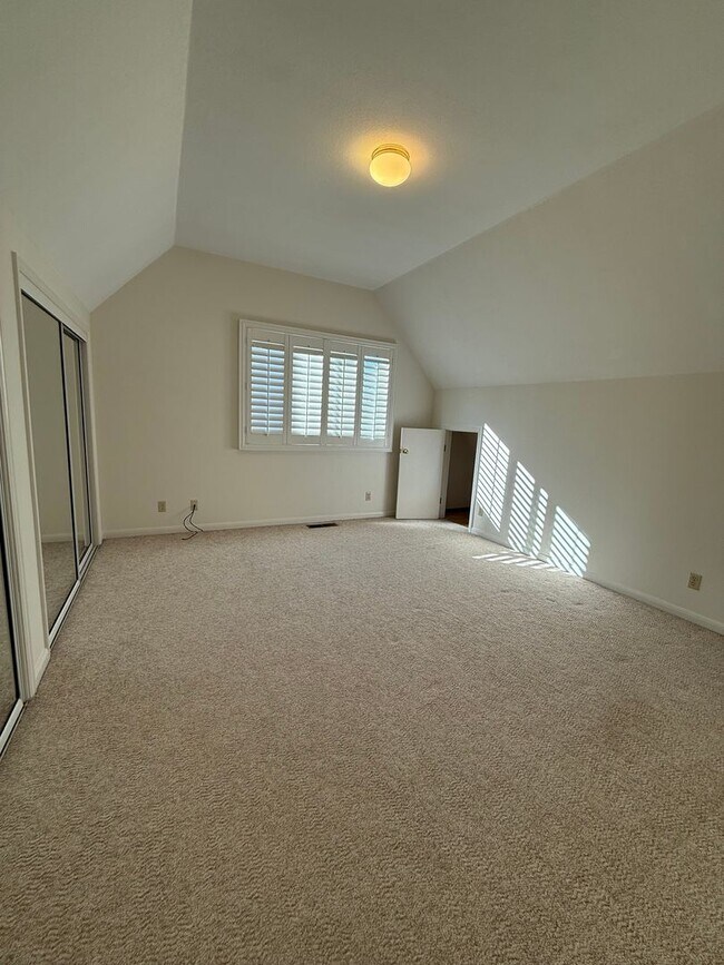 Building Photo - Experience the perfect blend of comfort, s...
