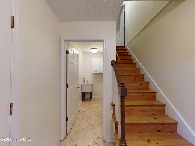 Building Photo - 464 Summerlea Dr