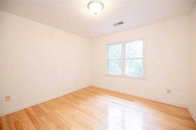 Building Photo - Room in Townhome on Cooper Lake Dr SE